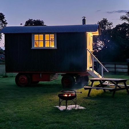 The Delkin Shepherds Huts Castle Combe Extérieur photo