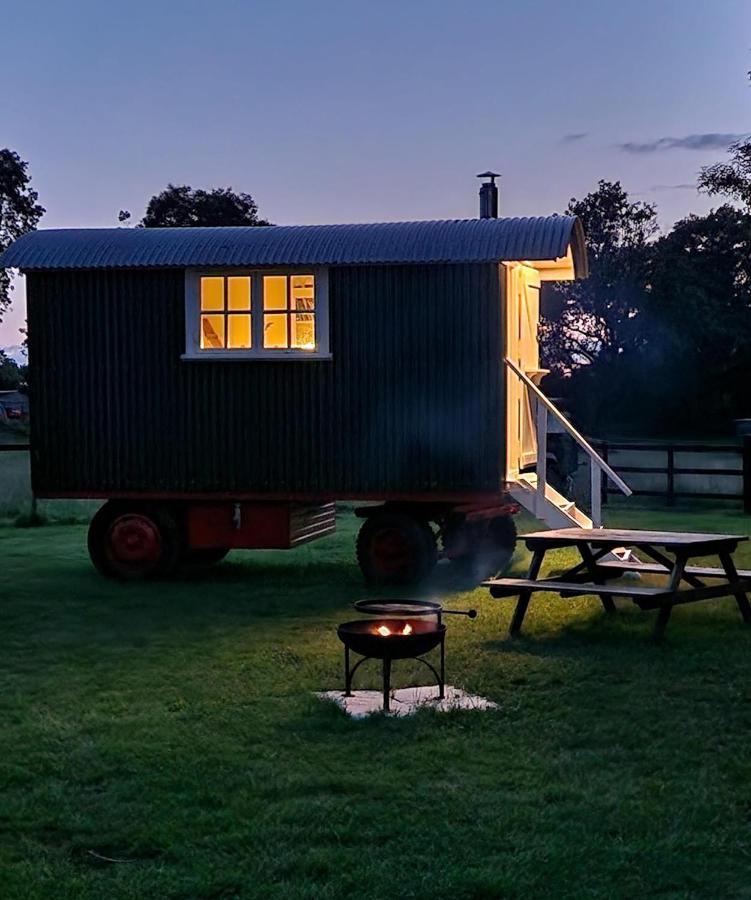 The Delkin Shepherds Huts Castle Combe Extérieur photo