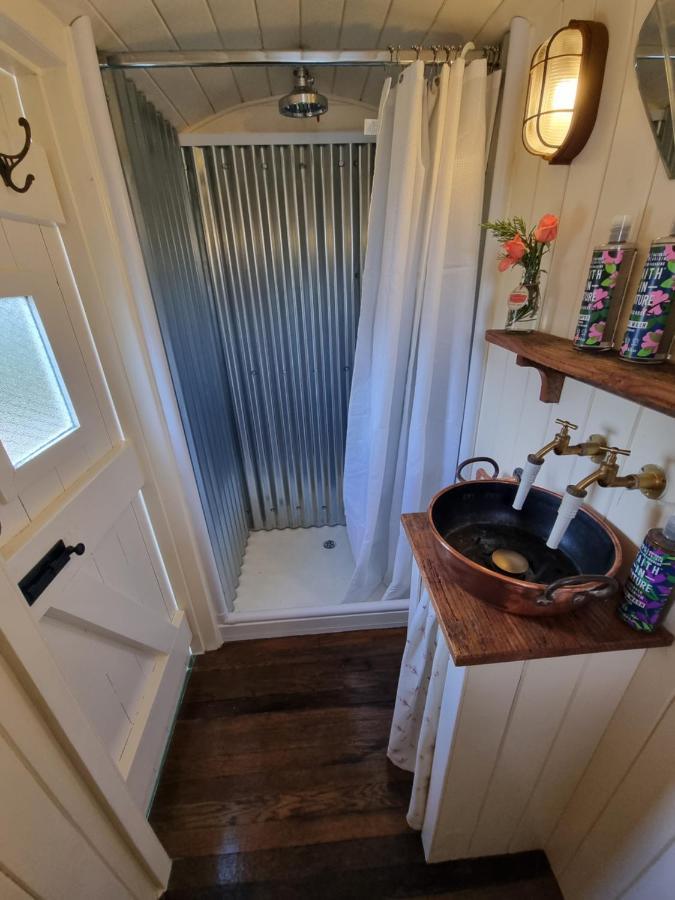 The Delkin Shepherds Huts Castle Combe Extérieur photo