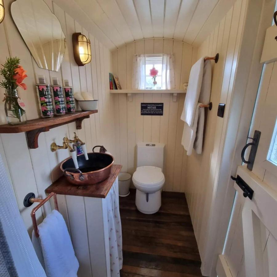 The Delkin Shepherds Huts Castle Combe Extérieur photo
