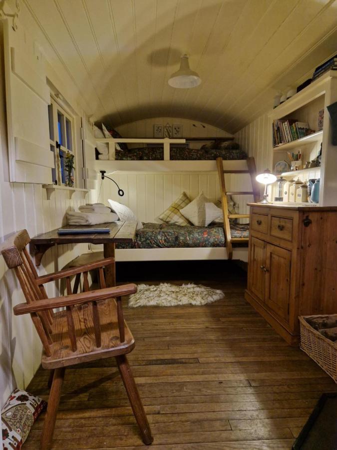 The Delkin Shepherds Huts Castle Combe Extérieur photo