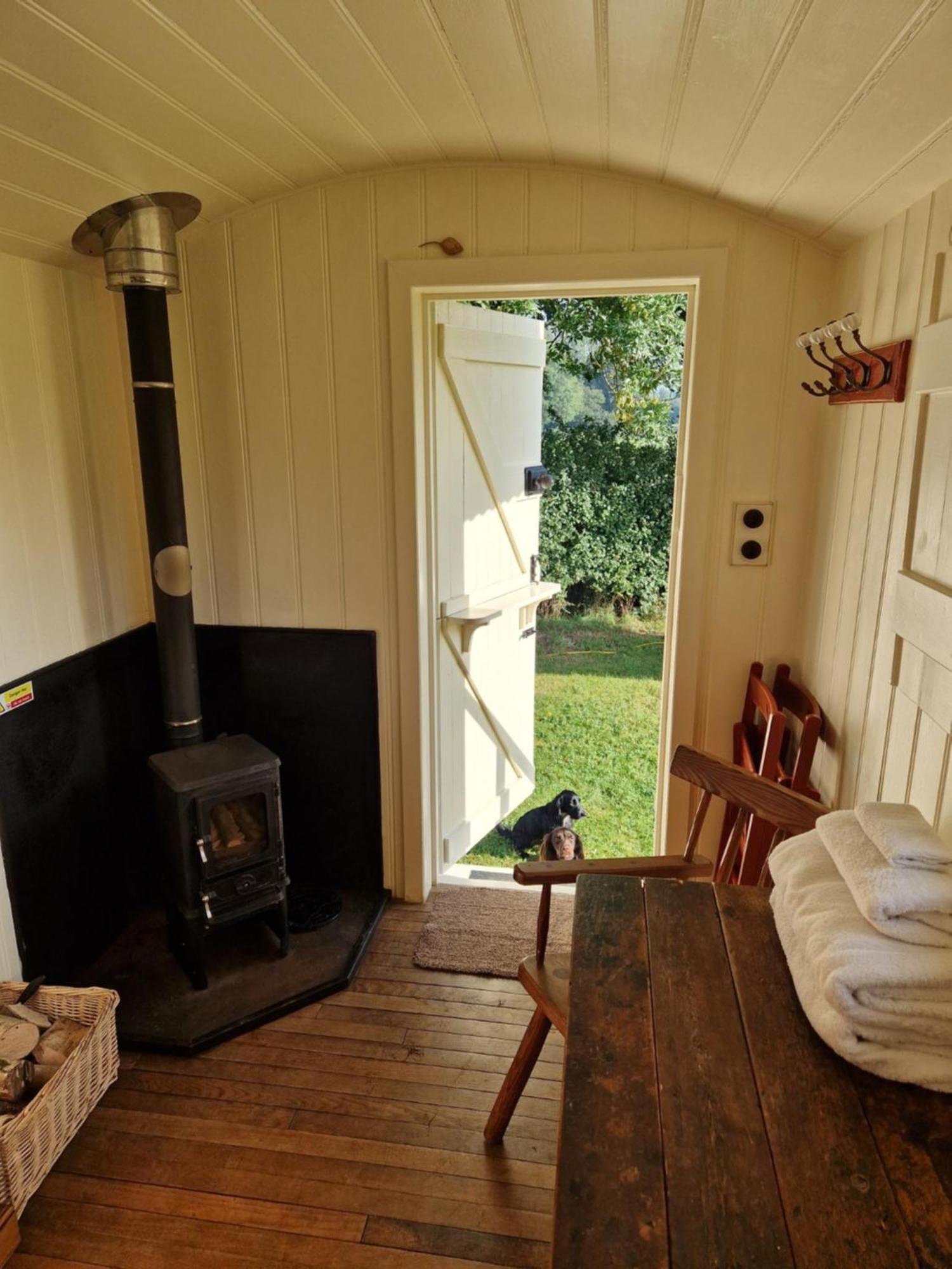 The Delkin Shepherds Huts Castle Combe Extérieur photo