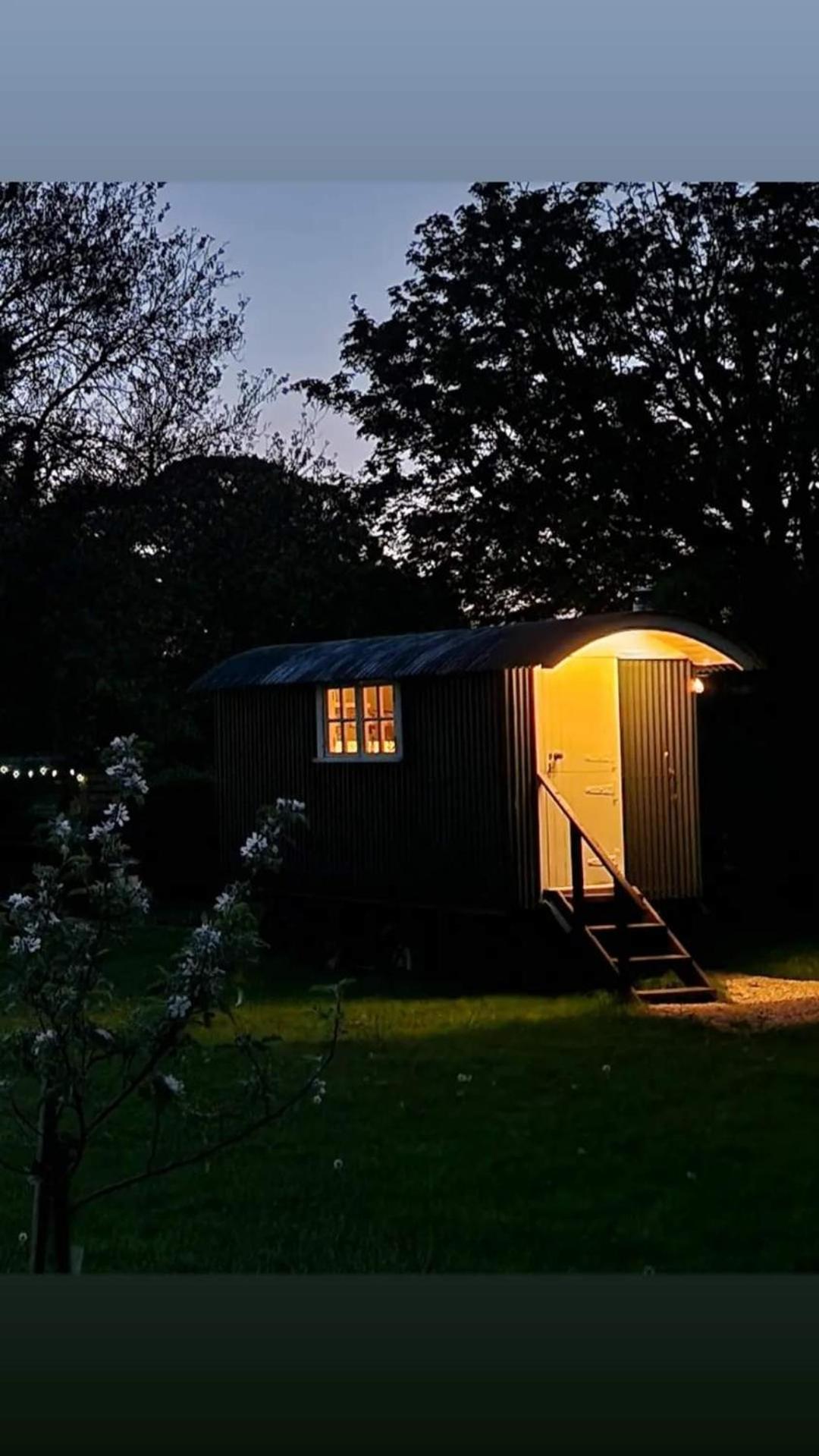 The Delkin Shepherds Huts Castle Combe Extérieur photo
