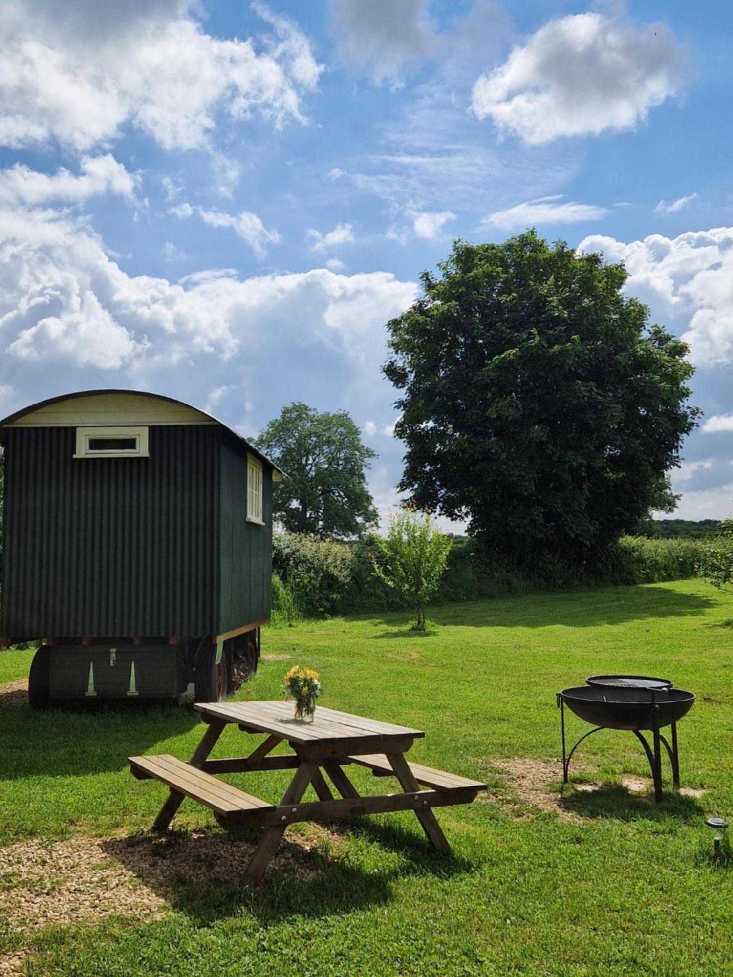 The Delkin Shepherds Huts Castle Combe Extérieur photo
