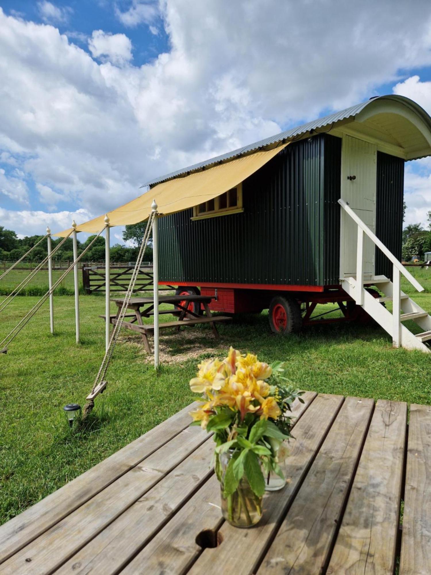 The Delkin Shepherds Huts Castle Combe Extérieur photo