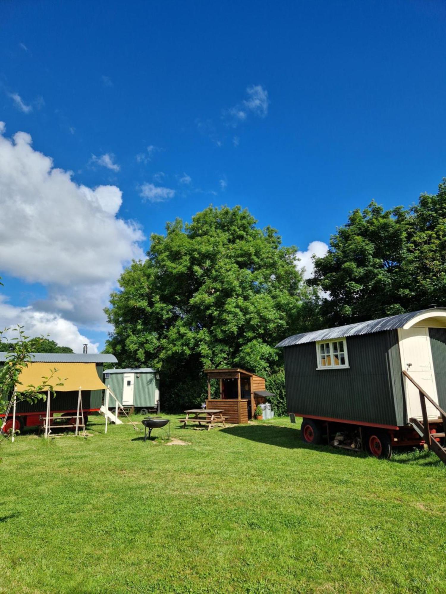 The Delkin Shepherds Huts Castle Combe Extérieur photo