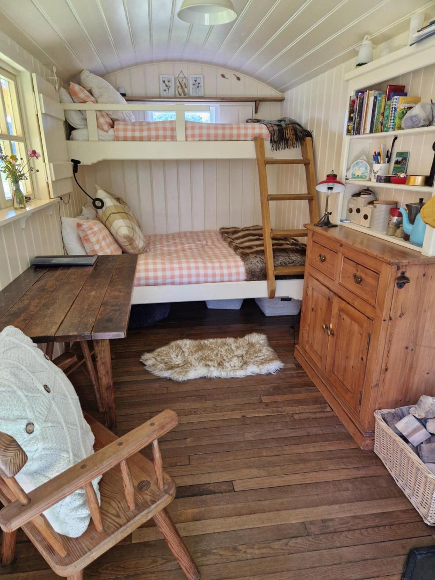 The Delkin Shepherds Huts Castle Combe Extérieur photo