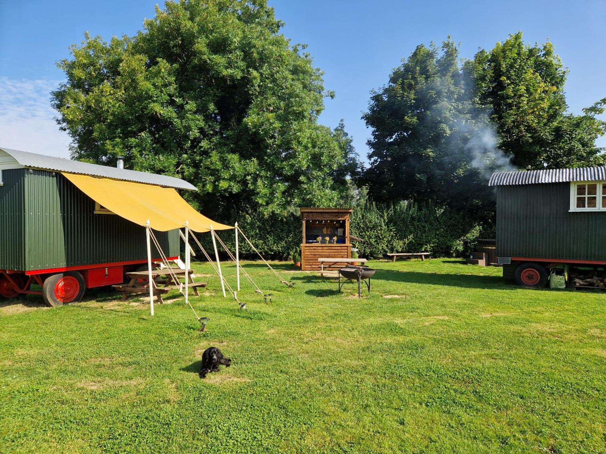 The Delkin Shepherds Huts Castle Combe Extérieur photo