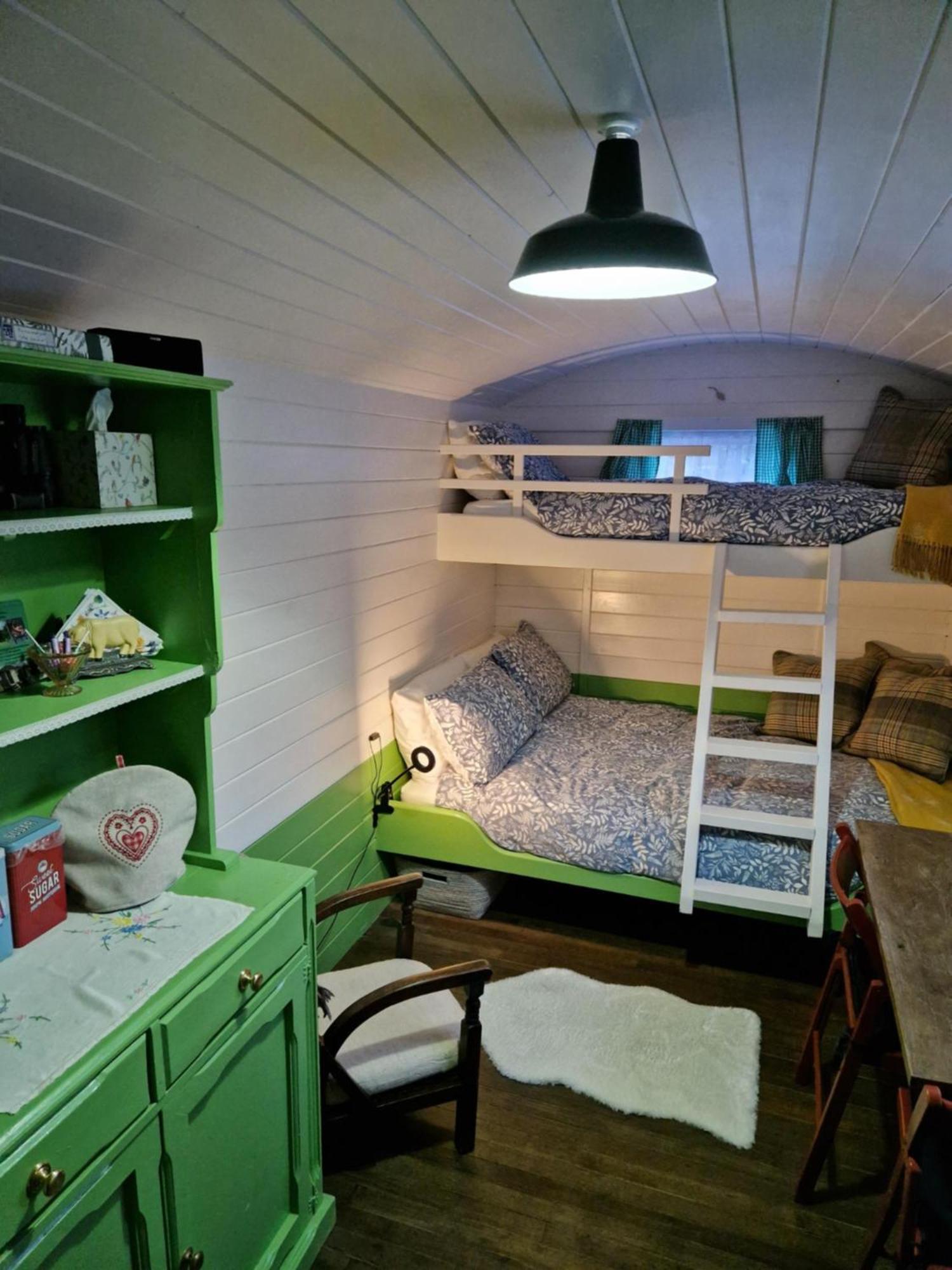 The Delkin Shepherds Huts Castle Combe Extérieur photo